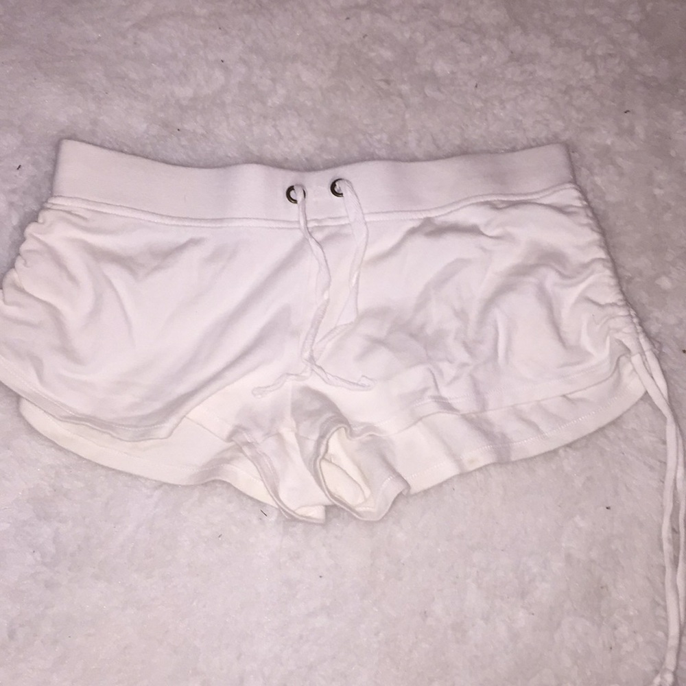 White shorts adjustable length on the outside